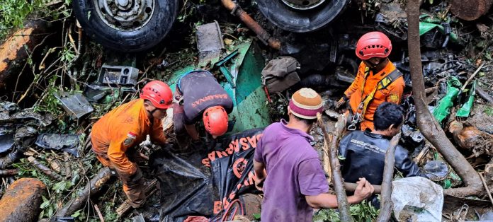 Jenazah Sopir Truk CPO yang Jatuh ke Jurang di Karo Berhasil Dievakuasi