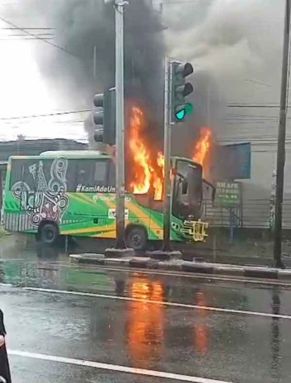 Saat Hujan, Bus Trans Metro Deli Hangus Terbakar di Medan