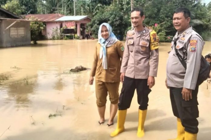 Tanggul Sungai Sibarau Pecah, Banjir Genangi 30 KK di Dusun III Desa Simalas Sergai