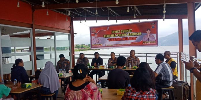 Kegiatan Jumat Curhat personil Polres Samosir di Desa Situngkir.(f:ist/mistar)