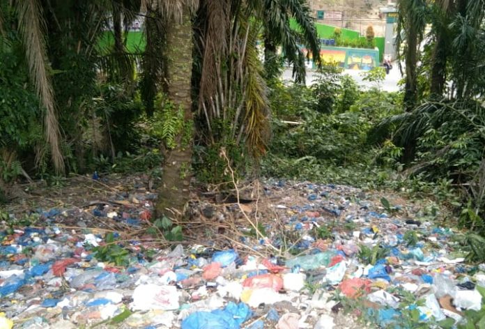Sampah berserakan dan bertumpuk yang terlihat di jurang, Gang Salak, Jalan Singosari, Kelurahan Bantan, Kecamatan Siantar Barat, Kota Pematang Siantar. (f:Yetty/mistar)