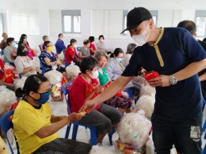 PT STTC bersama YBKS Kota Pematang Siantar menyerahkan 200 lebih bantuan paket sembako kepada masyarakat yang kurang mampu. (f:yetty/mistar) 
