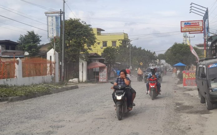 Keluhkan Debu Jalan Ade Irma Suryani Siantar, Pedagang: Usaha Kami Rugi Pak!