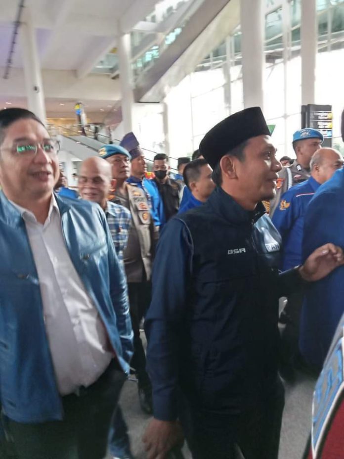 Anggota DPRD Deli Serdang dan Ratusan Kader PAN Sambut Zulhas di Bandara Kualanamu