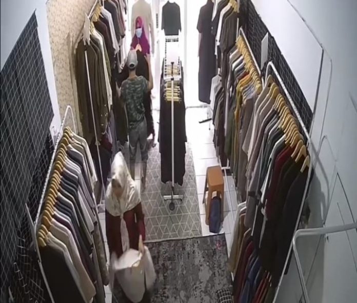Dua Wanita dan Satu Pria Terekam CCTV Curi Belasan Potong Baju