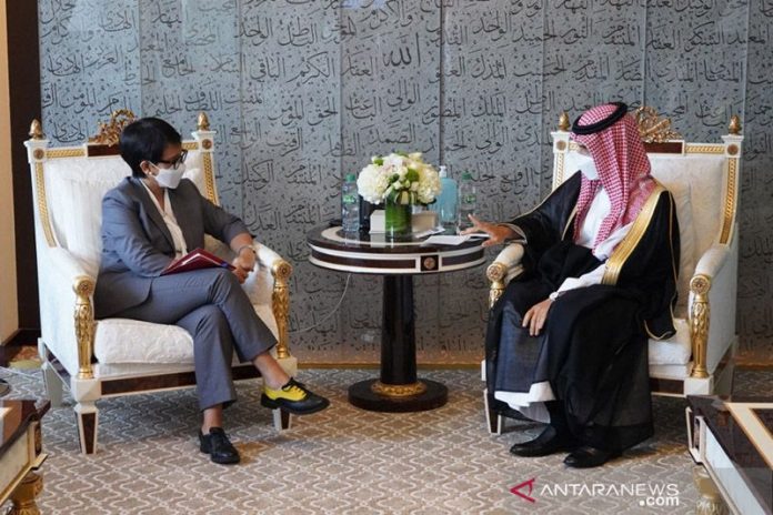 Arsip - Menteri Luar Negeri Arab Saudi Faisal bin Farhan (kanan) bertemu dengan Menlu RI Retno Marsudi *kiri) di sela-sela Sidang Umum PBB di New York, Amerika Serikat, pada Selasa (21/9/2021). ANTARA/HO-Kemlu RI/aa