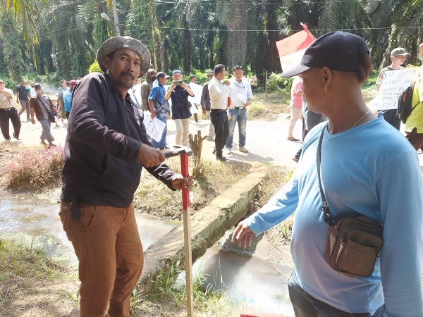 Warga Lakukan Aksi Patok Tanda Batas di Lahan PT NPK Desa Bahilang
