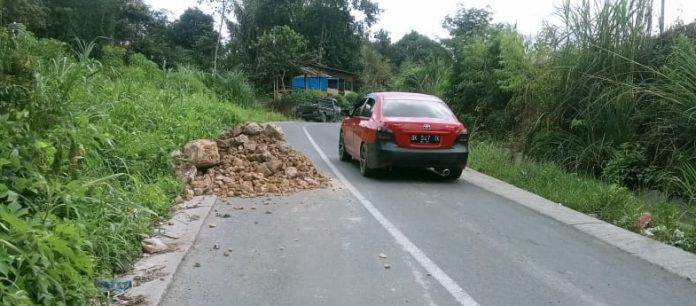 Ancam Keselamatan Pengendara, Pemkab Dairi Diminta Bersihkan Tumpukan Batu di Badan Jalan Sidikalang-Bunturaja