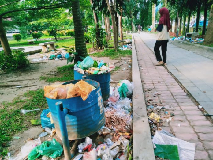 Sampah Berserakan di Lapangan Merdeka Siantar