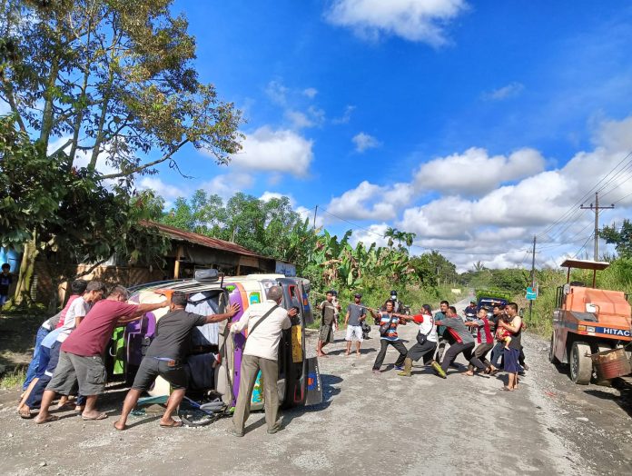 Sopir Ugal-ugalan, Bus Makaro Terbalik di Embong Simalungun, 6 Luka-luka