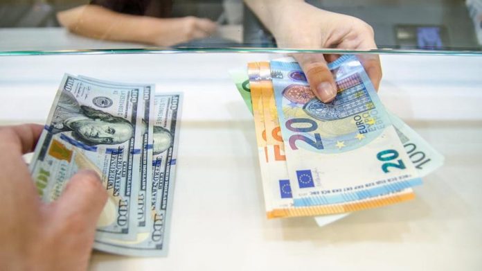 Suku Bunga ECB Naik, Dolar Melemah Terhadap Euro