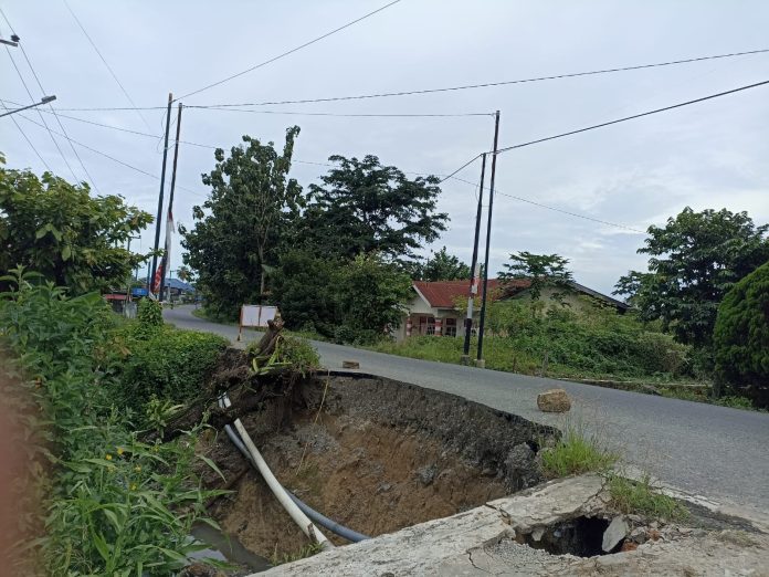 Jalan Amblas di Nagori Siborna, Simalungun Tak Kunjung Diperbaiki