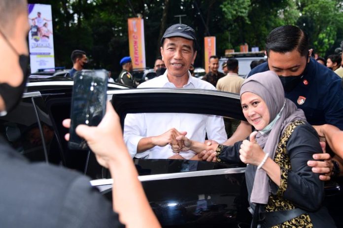 Presiden Jokowi Cicipi Keripik Tempe Kualitas Ekspor dari Pelaku UMKM