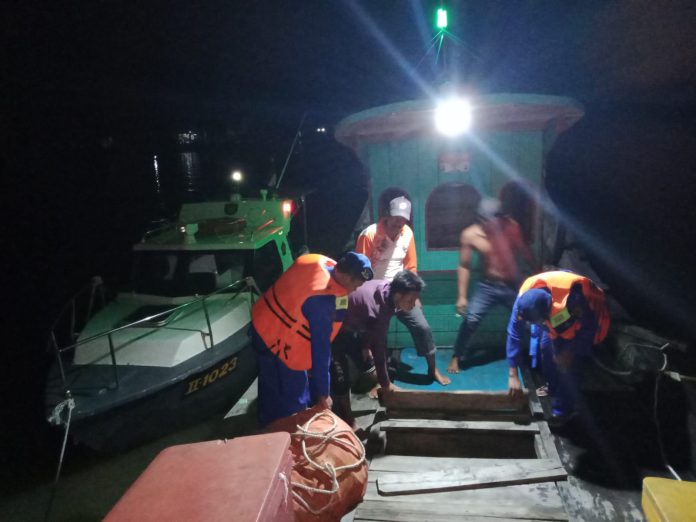 Personil Satpolair Polres Tanjungbalai saat melakukan pemeriksaan terhadap kapal nelayan. (f: ist/mistar)