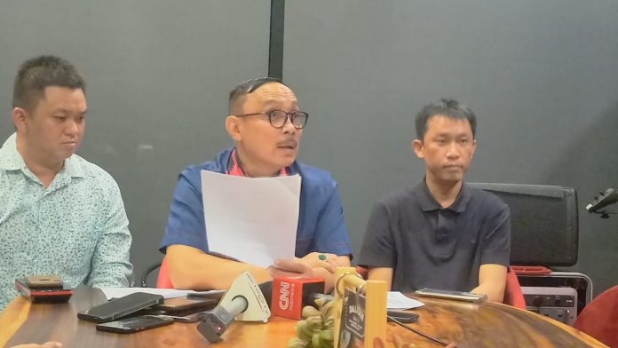 PT Yorgo Anugerah Nusantara atau PT Yargo Jawara Retail, Refman Basri SH MBA saat memberikan keterangan, di Jalan Juanda Medan, Kamis (16/2/2023). (f:mistar/saut)