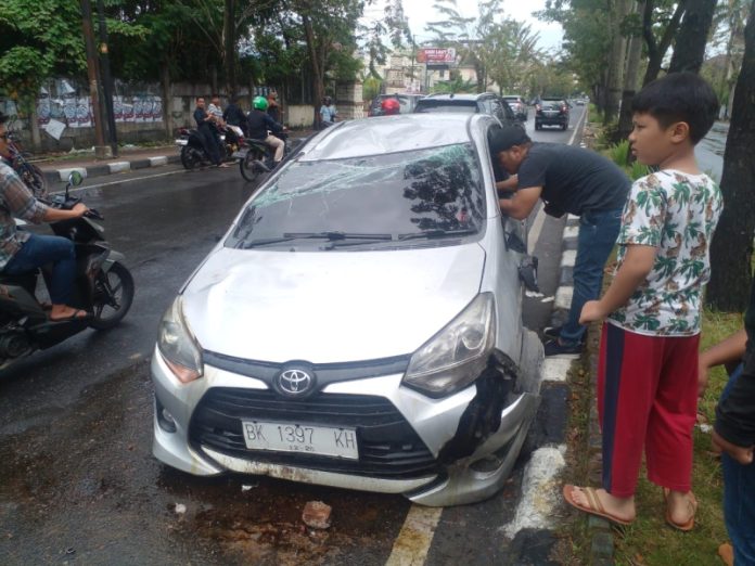 Tabrak Pulau Jalan, Mobil Terbalik di Medan Helvetia