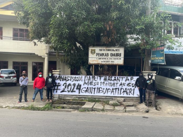 Mahasiswa Dairi Gelar Aksi Segel Mess Pemkab di Medan