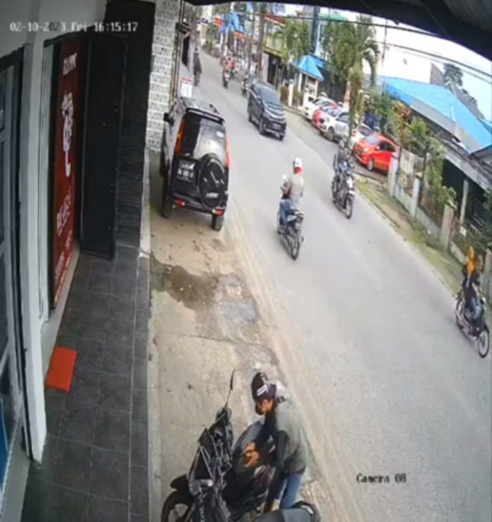 Terkem CCTV, Tiga Pria Diduga Gondol Sepeda Motor di Klinik Kecantikan Gaperta Medan