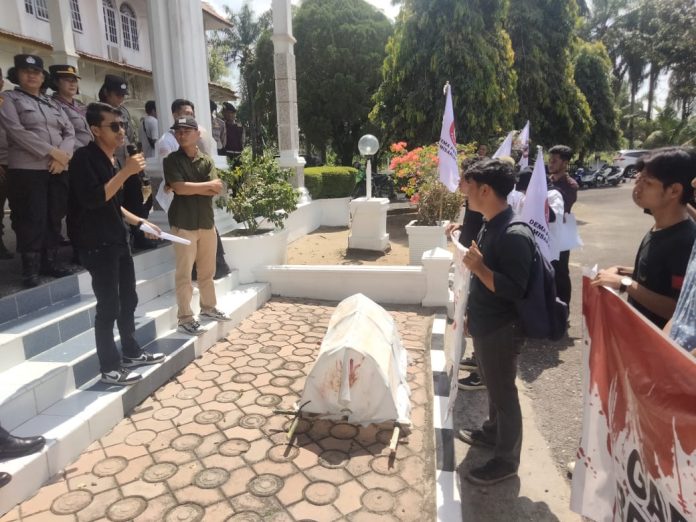 Ketua DPRD Asahan Tak Pernah Tempati Rumah Dinas, Mahasiswa Gelar Demonstrasi