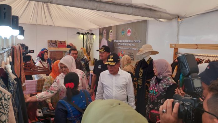 Gubernur Edy dan Nawal Lubis Kunjungi Stand UMKM di Astaka, Borong Produk UMKM
