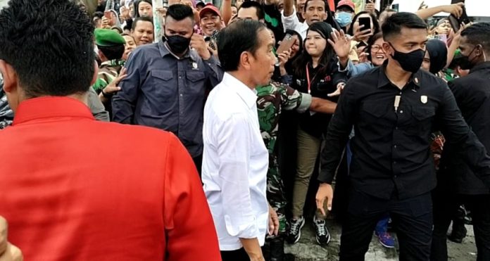 Celoteh Penarik Becak dapat Bantuan dari Jokowi, Setelah Menunggu 4 Jam di Pajak Halat