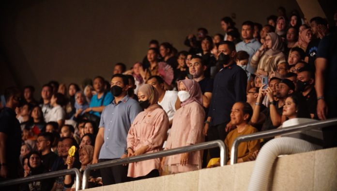 Jokowi-Iriana Sedot Perhatian Penonton di Konser Dewa 19 di Medan
