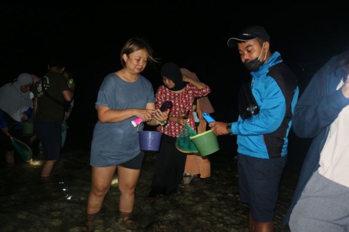 Warga lokal dan wisatawan berpartisipasi dalam festival adat Bau Nyale, di Pantai Seger Kuta, Lombok Tengah, Nusa Tenggara Barat, Jumat (10/2).