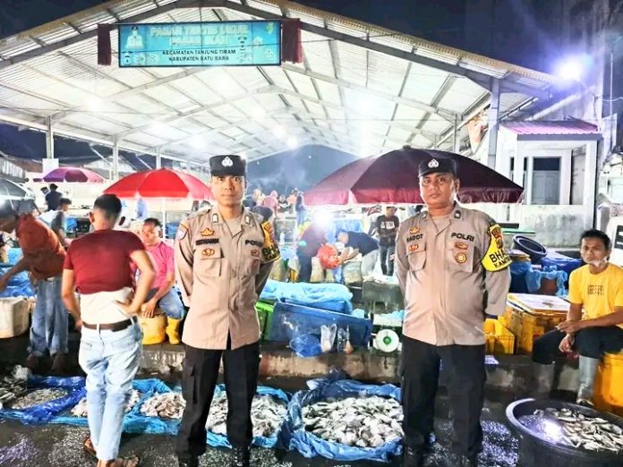 Cegah Kriminalitas, Polsek Labuhan Ruku Pantau Pasar Ikan Tanjungtiram