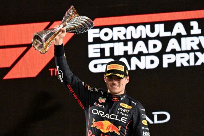 Pebalap tim Red Bull melakukan selebrasi setelah meraih kemenangan ke-15 dalam satu musim menyusul penampilan dominan di balapan pemungkas Grand Prix Abu Dhabi, Sirkuit Yas Marina pada 20 November 2022.