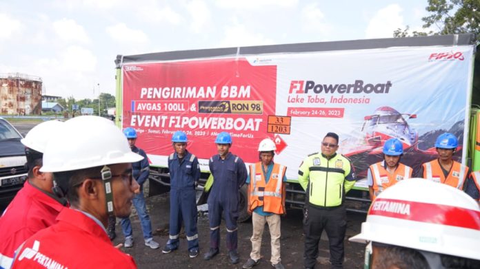 Dukung F1H2O, Pertamina Kirim 8.000 Liter Avgas ke Balige