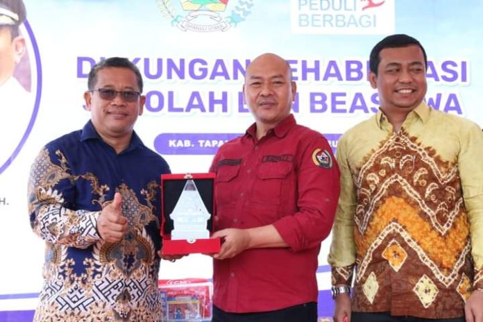 Bupati Taput Serahkan Bantuan dari CSR PT Indomarco Pristama Indomaret