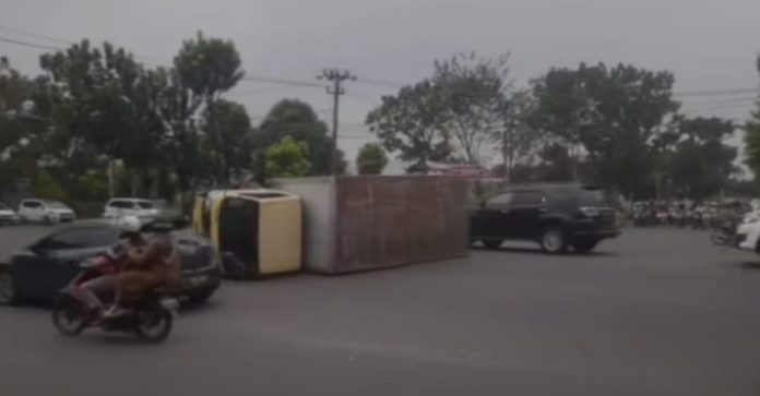 Senggol Truk Fuso Saat Berbelok, Mobil Mitshubishi Box Terguling di Jalan Gagak Hitam Medan