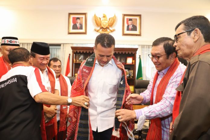 Wakil Gubernur (Wagub) Sumatera Utara (Sumut) Musa Rajekshah menerima kunjungan Pengurus Parsadaan Pomparan Raja Lontung (PPRL) di Rumah Dinas Wagub, Jalan Teuku Daud, Medan, Selasa (28/3/23). (f:ist/mistar)