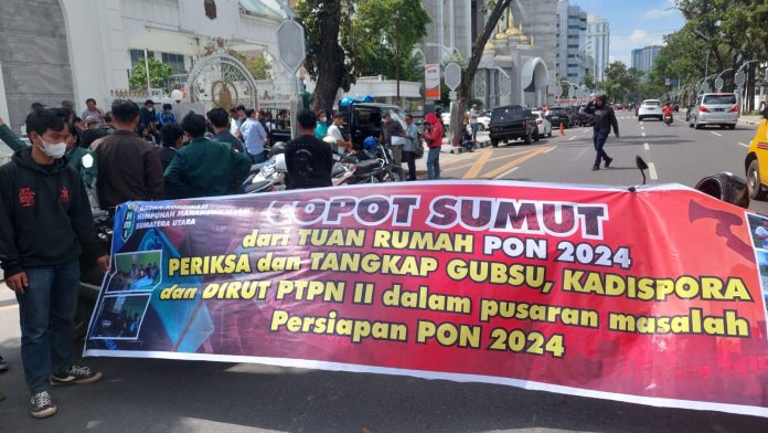 Massa dari BADKO HMI Sumut bersama masyarakat petani melakukak aksi unjuk rasa di depan Kantor Gubernur Sumut, Jalan Pangeran Diponegoro, Kamis (30/3/23). (f:anita/mistar)