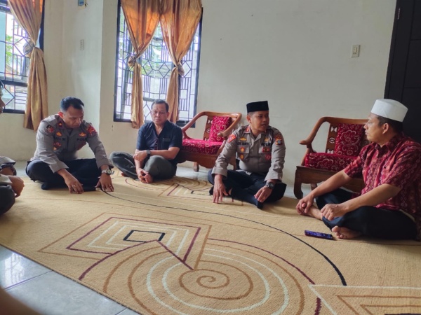 Kapolres Tebing Tinggi AKBP M. Kunto Wibisono saat menyambangi tokoh agama untuk menjalin silaturahmi guna menciptakan situasi Kamtibmas yang kondusif pada saat bulan suci Ramadhan dan hari raya Idul Fitri 1444 H.(f:ist/mistar)