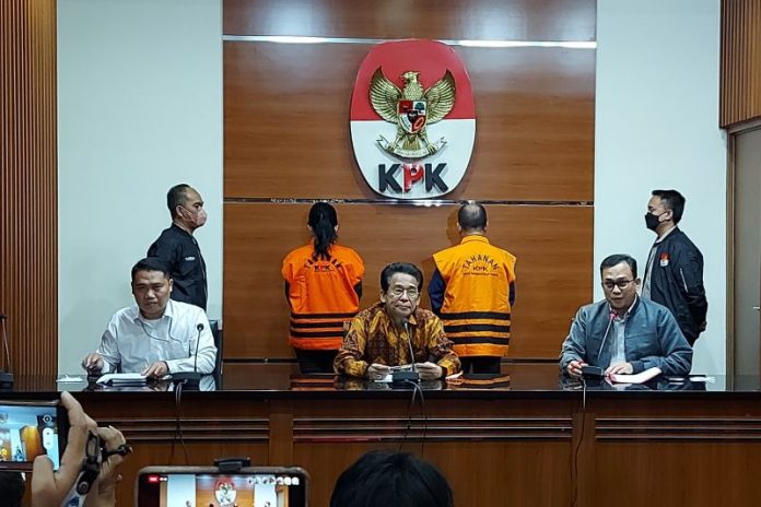 Komisi Pemberantasan Korupsi (KPK) hadirkan Bupati Kapuas Ben Brahim S Bahat dan istrinya, Anggota DPR RI Ary Egahni Ben Bahat, dalam konferensi pers di Gedung Merah Putih KPK, Jakarta, Selasa (28/3/2023). ANTARA/Fianda Sjofjan Rassat