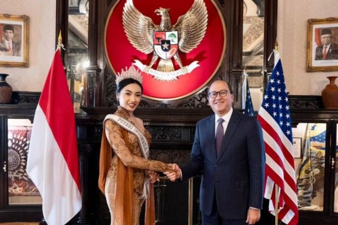 Putri Indonesia Sumatera Utara Sarah Panjaitan diterima Duta Besar RI untuk Amerika Serikat Rosan Roeslani di Washington DC, AS, 24 Januari 2023.(f: kedubes RI untuk AS via VOA Indonesia)