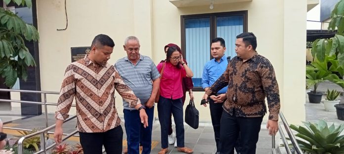 Orang tua almarhum Bripka Arfan Saragih didampingi tim kuasa hukum keluar dari Gedung Ditreskrimum Polda Sumut, Jumat (31/3/2023). (f:ist/mistar)