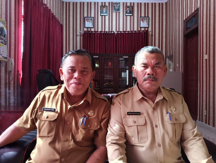 Sekretaris Panitia Pilpanag Kabupateb Sarimuda Purba (kiri) dan Wakil Ketua Panitia Pilpanag Kabupaten Arifin Nainggolan (kanan). (f:Roland/mistar)