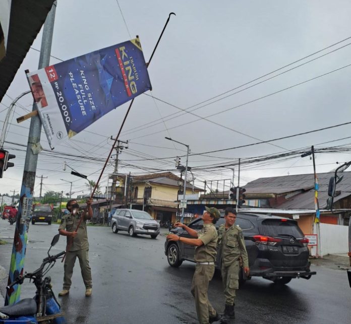 Satpol PP Siantar Tertibkan Banner Iklan Rokok yang Semrawut Menempel di Tiang