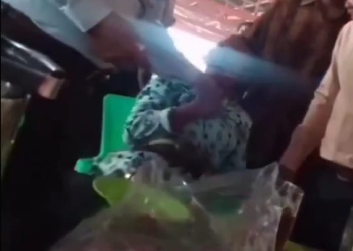 Beredar Video Oknum Pensiunan Polisi Tarik Kerah Baju Ibu Paruh Baya di Toba