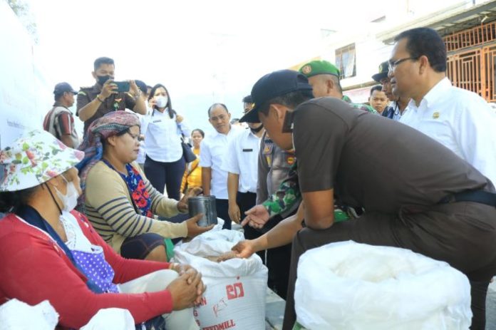 Jelang Ramadhan, Pemkab Samosir Monitoring Harga Bahan Pokok di Pasar Onan Baru