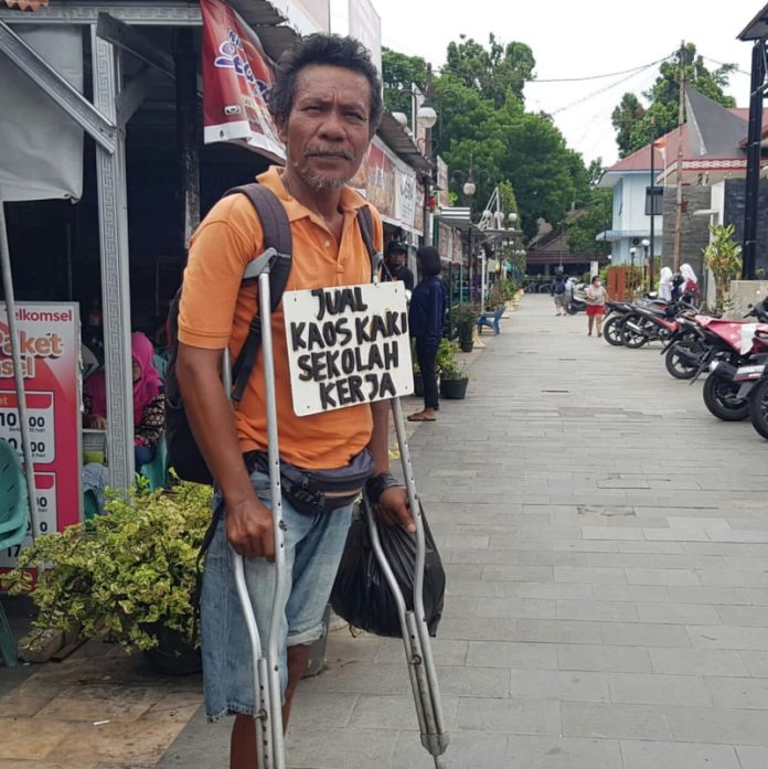 Natal Siahaan, Penyandang Disabilitas Penjual Kaus Kaki Keliling yang Pantang Menyerah
