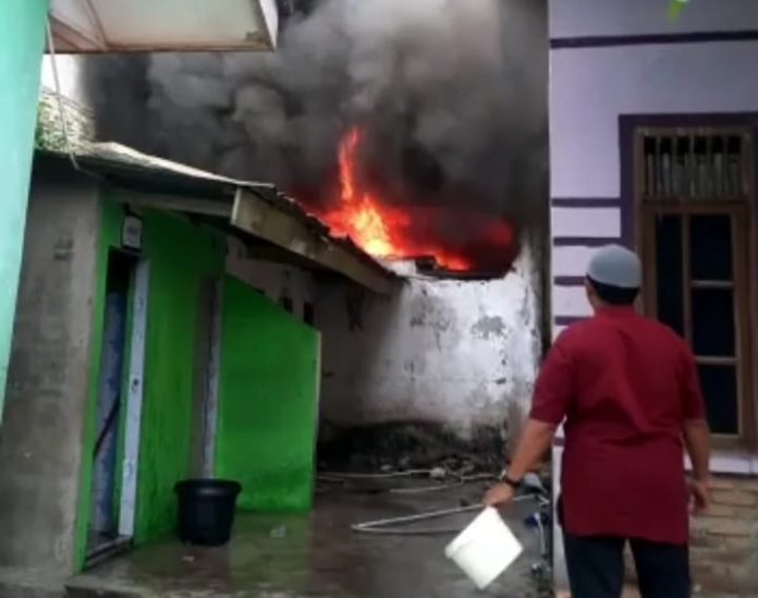Sempat Padam, Api Kembali Marak di Toko Besi Jaya Siantar
