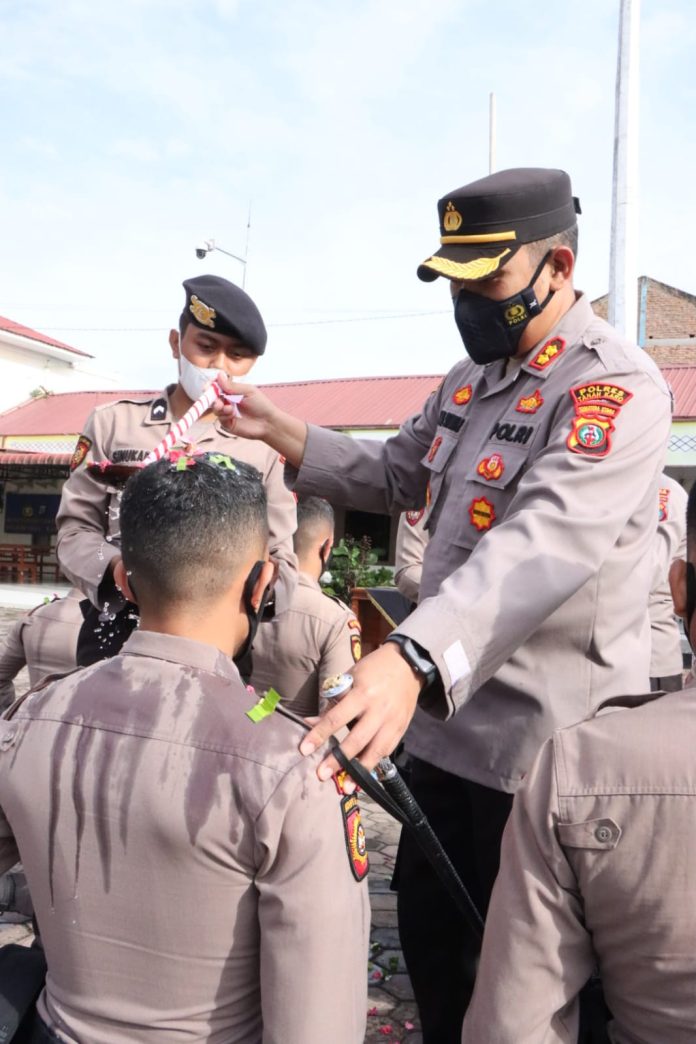 Tradisi penyambutan 15 Personel Bintara Remaja di Mapolres Tanah Karo. (f:ist/mistar)