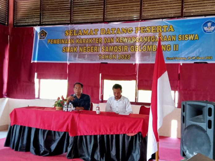 Pegiat budaya dan media, Tumpal Sijabat dan Dongan P Sitanggang memberikan materi pada kegiatan pembinaan karakter dan Kewarganegaraan siswa SMAKN Samosir.(f:ist/mistar)