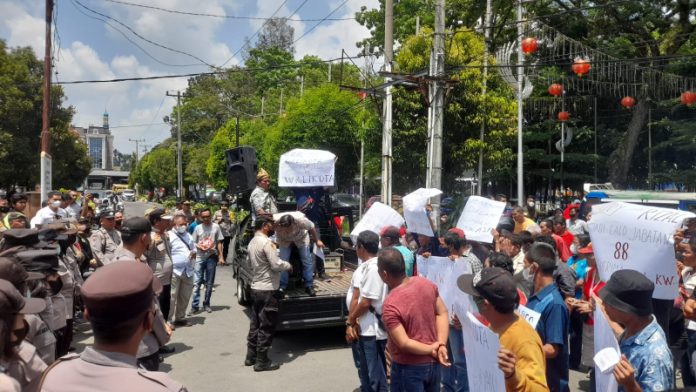 Sejumlah Aliansi Masyarakat Unjuk Rasa, Desak DPRD Berhentikan Wali Kota Siantar