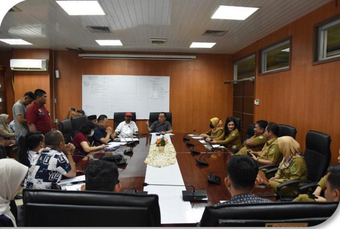 Ketua Komisi II DPRD Medan Sudari ST saat menggelar RDP bersama OPD terkait, pihak perusahaan dan karyawannya (f:ist/mistar)