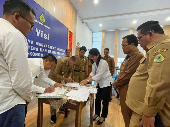 Wakil Bupati Samosir, Martua Sitanggang bersama Kepala BPPW Sumut menandatangani berita acara serah terima aset. (f:ist/mistar)