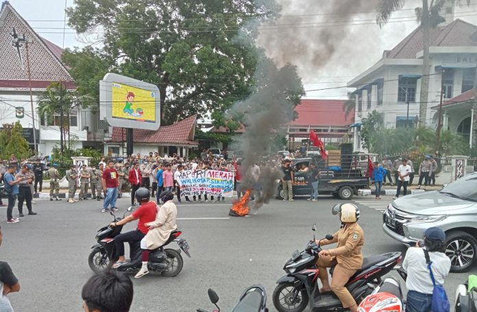 Aksi massa yang membakar ban bekas di depan pintu masuk gerbang kantor Wali Kota Pematang Siantar. (f:Ferry/mistar).